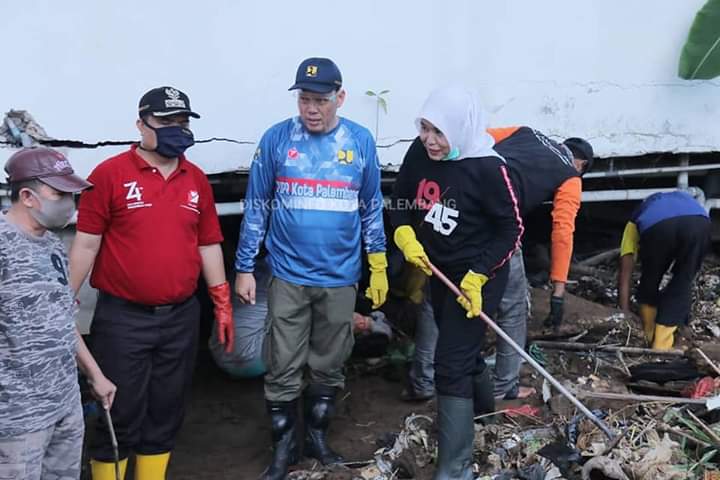 Wakil Wali Kota Pun Terjun ke Sungai Bersihkan dan Mengangkut Sampah di Bantaran Sungai Musi