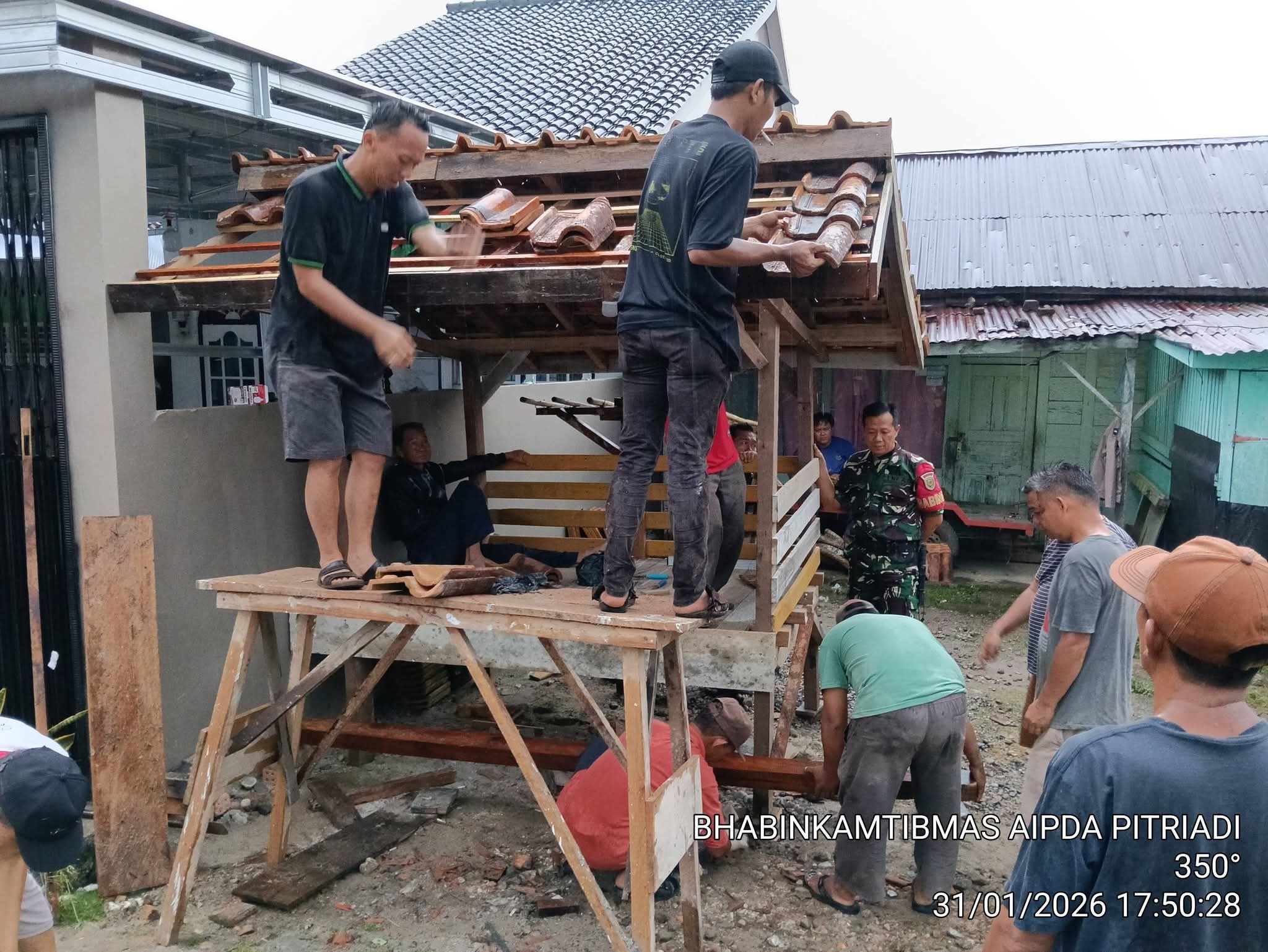 Bhabinkamtibmas Polres OKU Selatan Bersama Warga Gotong Royong Bangun Pos Kamling