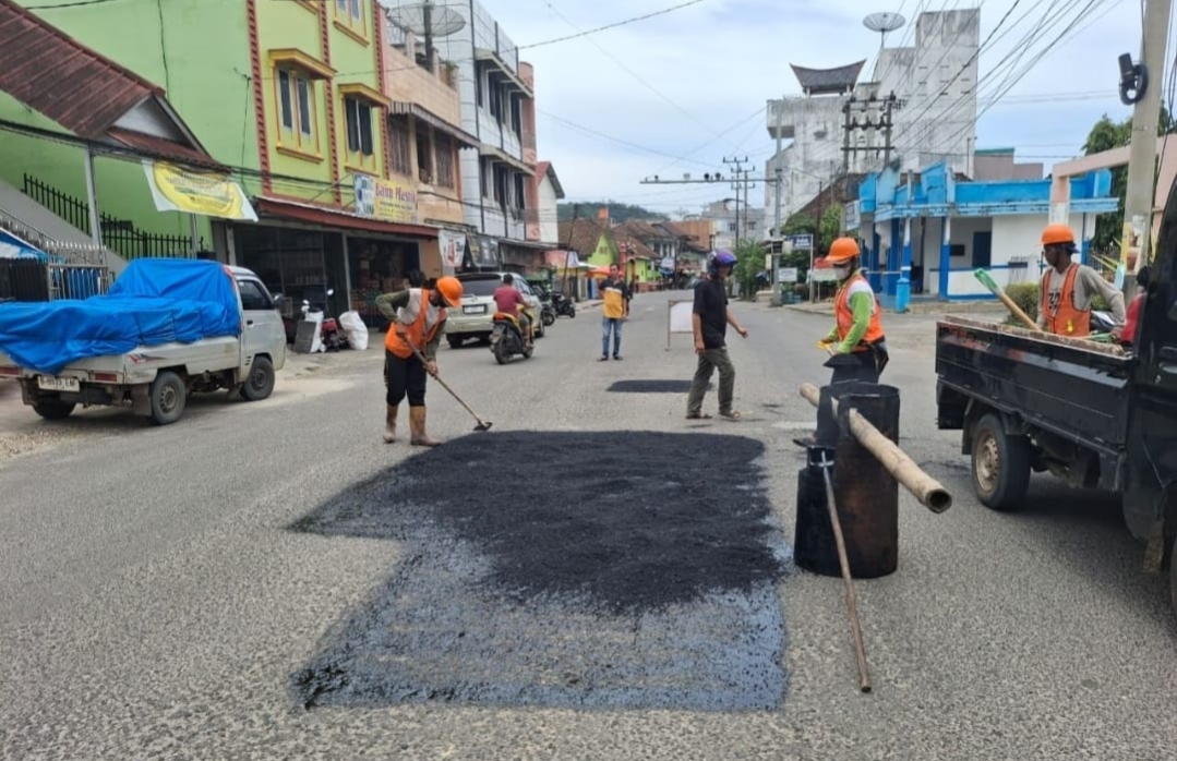 Infrastruktur Jadi Prioritas, Bupati OKU Selatan Tancap Gas Benahi Jalan Kota Muaradua