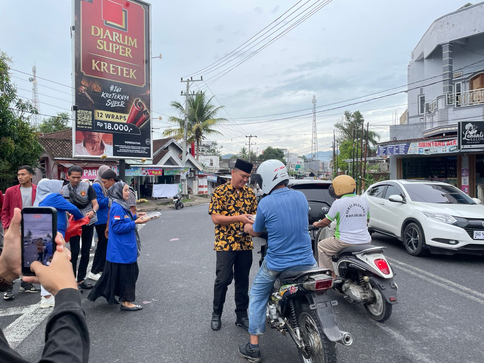 Polres OKU Selatan dan Mahasiswa Turun ke Jalan, Bagikan Takjil untuk Warga yang Berpuasa