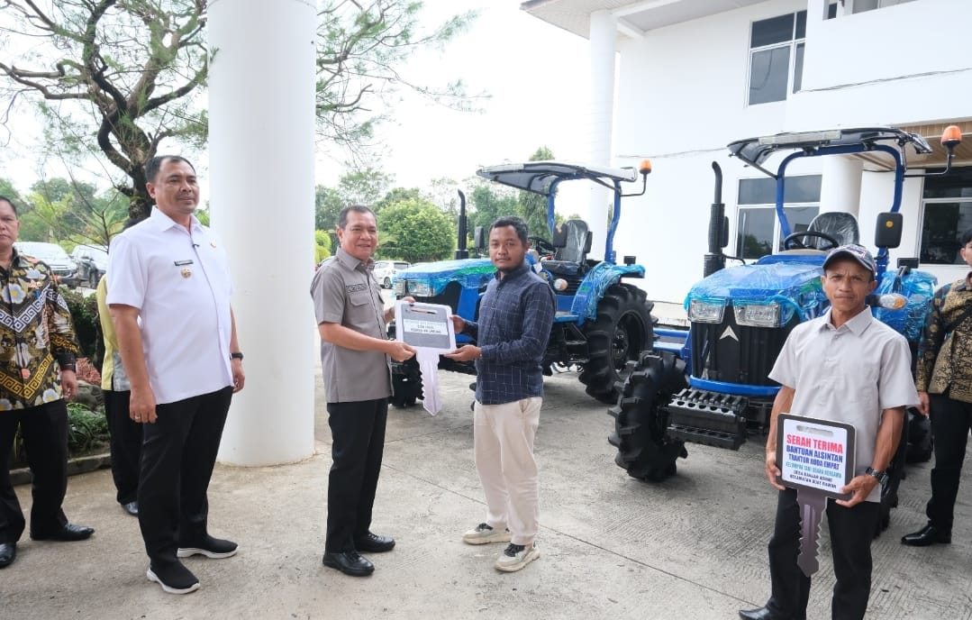Usai Audiensi ke Kementerian, Bupati dan Wabup OKU Selatan Serahkan 8 Hand Traktor untuk Kelompok Tani