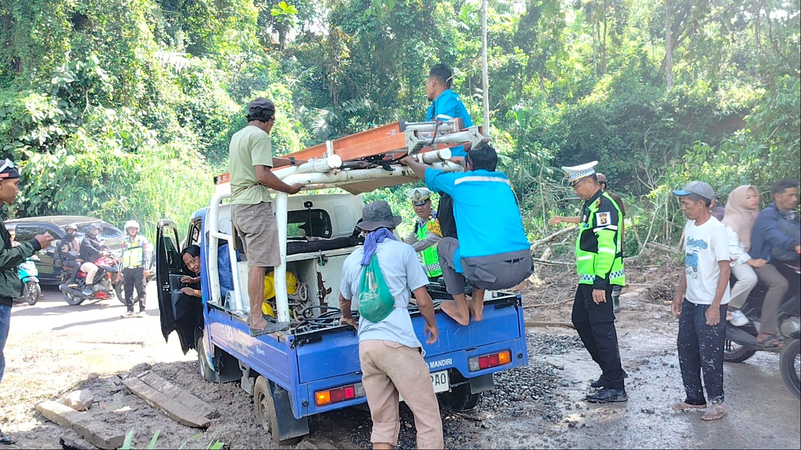 Akses Vital Danau Ranau Rusak, Sat Lantas Polres OKU Selatan dan Warga Gotong Royong Atasi Jalan Amblas