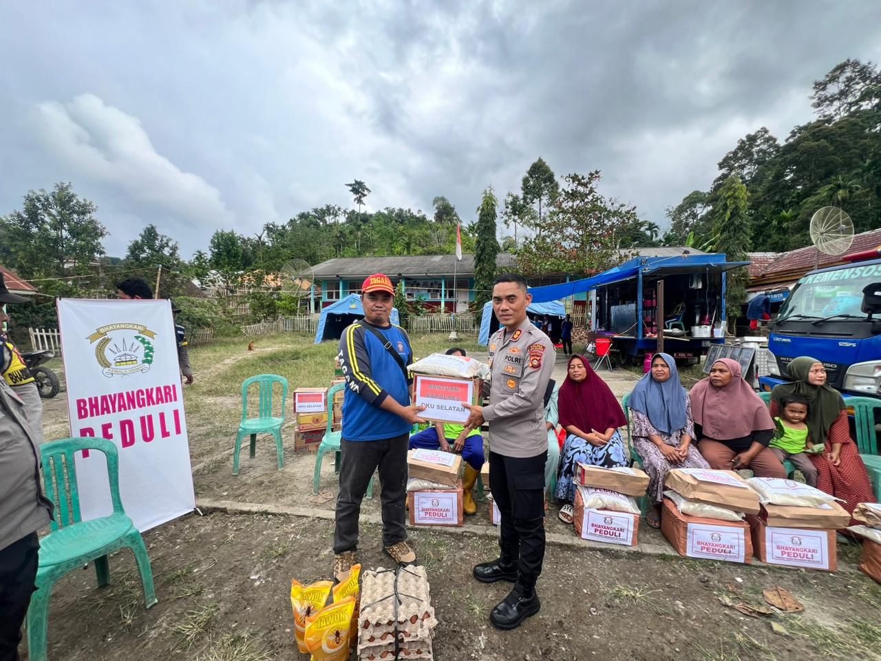 Kapolres OKU Selatan Pimpin Langsung Penyaluran Bantuan untuk Korban Banjir-Longsor