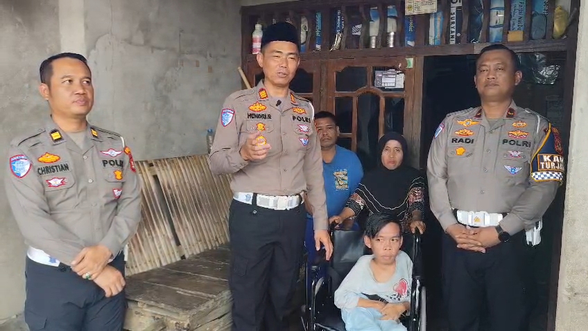 Terharu Terima Kursi Roda Baru, Keluarga Andri Ucapkan Terima Kasih ke Satlantas Polres OKU Selatan