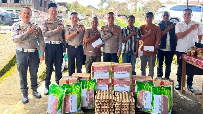 Wujud Kepedulian, Polres OKU Selatan Bantu Korban Kebakaran Gedung Wani