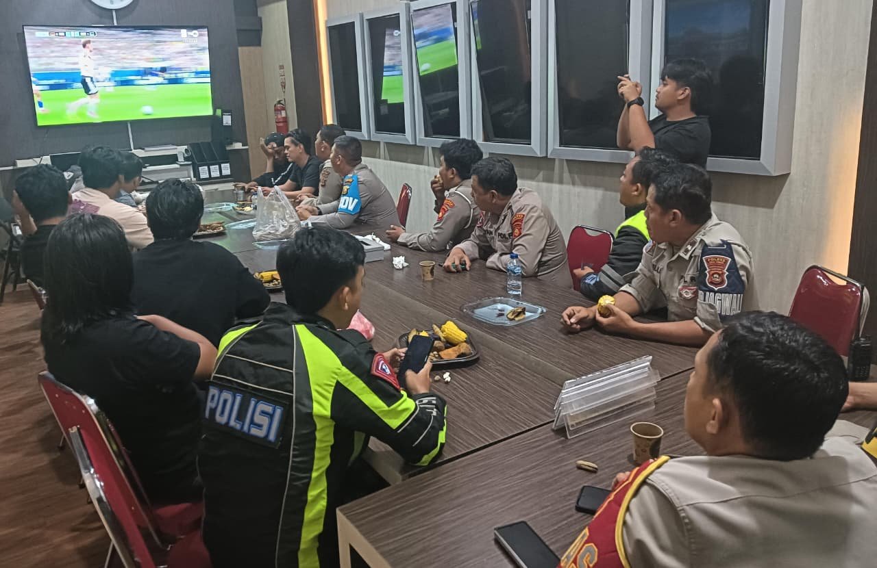 Nonton Bareng Piala Dunia 2026, Polres OKU Timur Bangun Kedekatan dengan Masyarakat