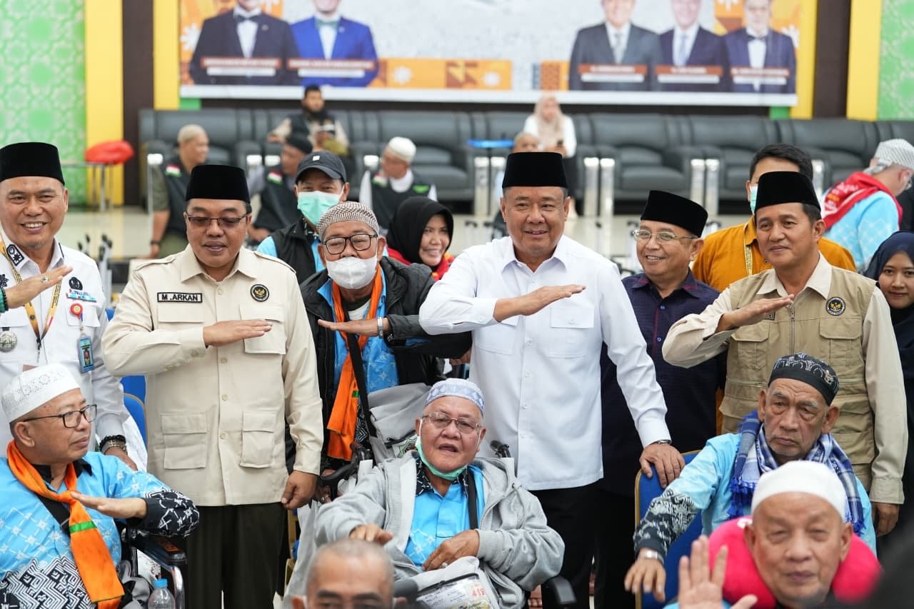 Jamaah Haji Kloter II Asal Lahat Tiba di Tanah Air, Cik Ujang Sampaikan Pesan Ini