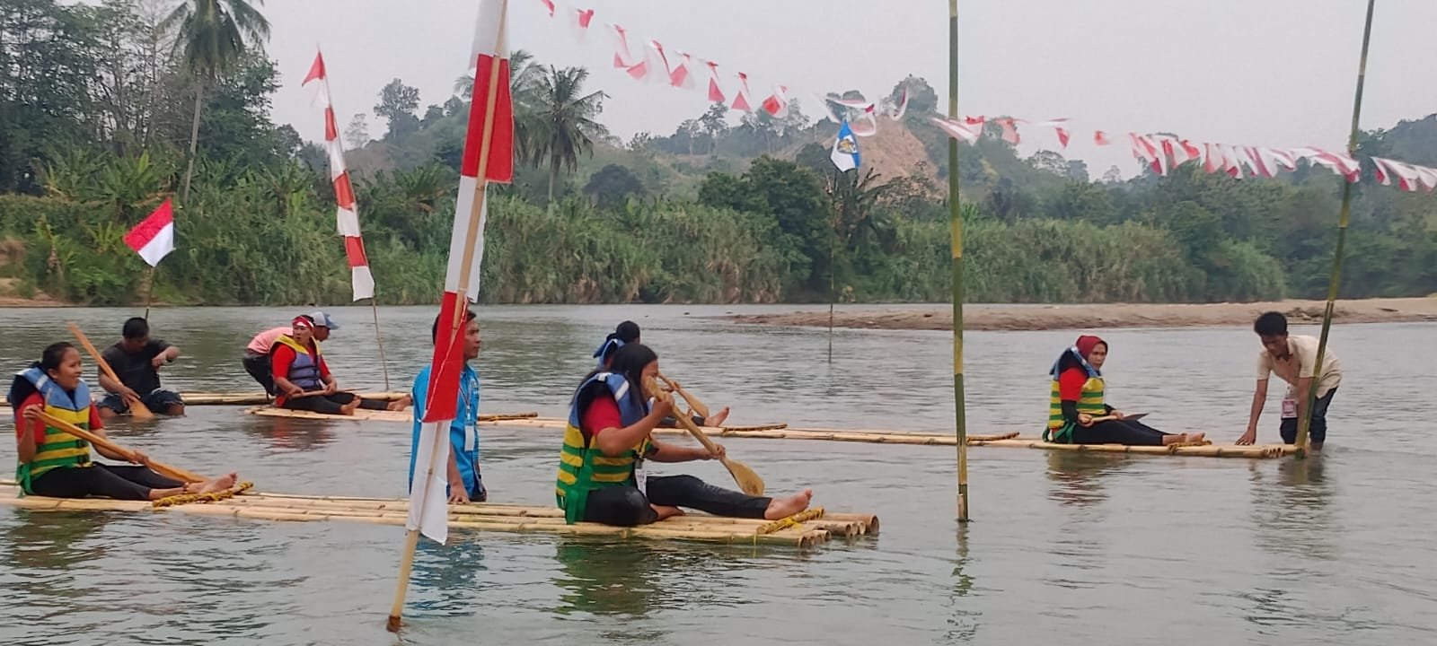 Rakit Bambu Jadi Arena Adu Cepat Ibu-Ibu Lingkungan 7 Bumi Agung OKU Selatan